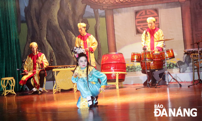 Nguyệt cô hóa cáo là trích đoạn tuồng đặc sắc do nghệ sĩ Nhà hát Tuồng Nguyễn Hiển Dĩnh biểu diễn; trong đó, nghệ sĩ Nguyễn Thị Thanh Tiền (ngồi) trong vai Nguyệt cô hóa cáo.