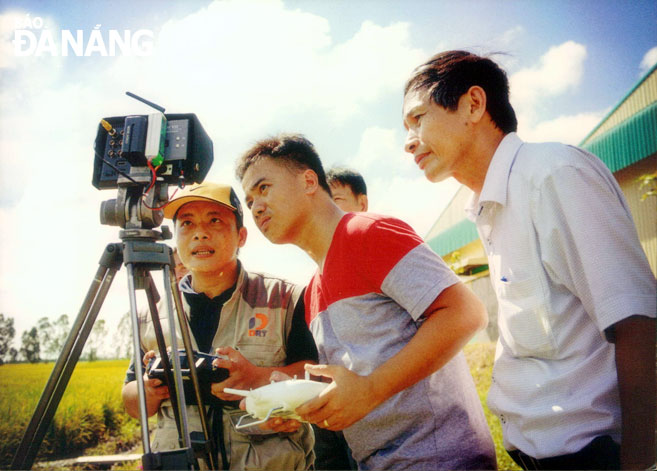 NSND Huỳnh Văn Hùng (bìa phải) cùng các cộng sự trong các chuyến đi thực tế làm phim. 