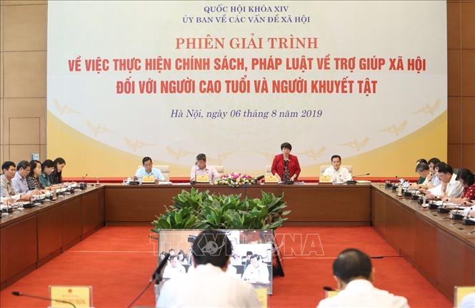 Chủ tịch Quốc hội Nguyễn Thị Kim Ngân trao Huân chương Độc lập hạng Nhất của Chủ tịch nước tặng tỉnh Thừa Thiên Huế. Ảnh: Trọng Đức/TTXVN
