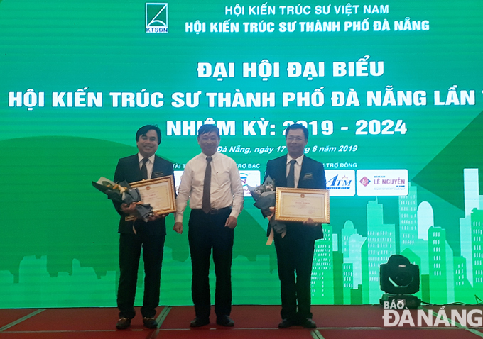 TS-KTS Tô Văn Hùng (người ngoài cùng bên trái) được đại hội bầu làm Chủ tịch Hội KTS thành phố Đà Nẵng, nhiệm kỳ 2019-2014