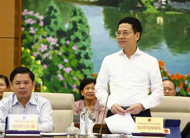 ​ Bộ trưởng Bộ Thông tin và Truyền thông Nguyễn Mạnh Hùng trả lời các câu hỏi của đại biểu nêu. Ảnh: Văn Điệp - TTXVN