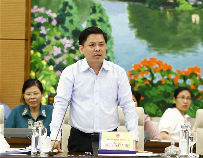 ​Bộ trưởng Bộ Giao thông Vận tải Nguyễn Văn Thể trả lời các câu hỏi của đại biểu nêu. Ảnh: Văn Điệp - TTXVN