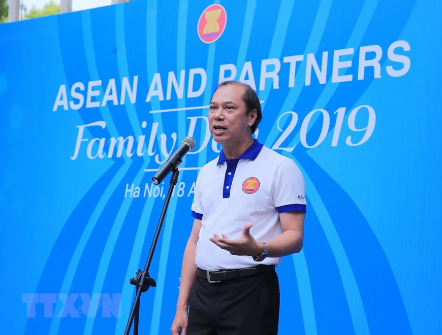 Thứ trưởng Bộ Ngoại giao Nguyễn Quốc Dũng phát biểu khai mạc Ngày Gia đình ASEAN 2019. (Ảnh: Lâm Khánh/TTXVN)