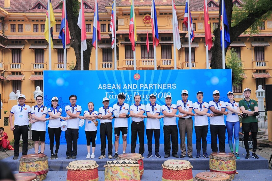 Thứ trưởng Bộ Ngoại giao Nguyễn Quốc Dũng với các đại sứ, đại diện đại sứ quán các nước và các đối tác của ASEAN dự Ngày Gia đình ASEAN 2019. (Ảnh: Lâm Khánh/TTXVN)