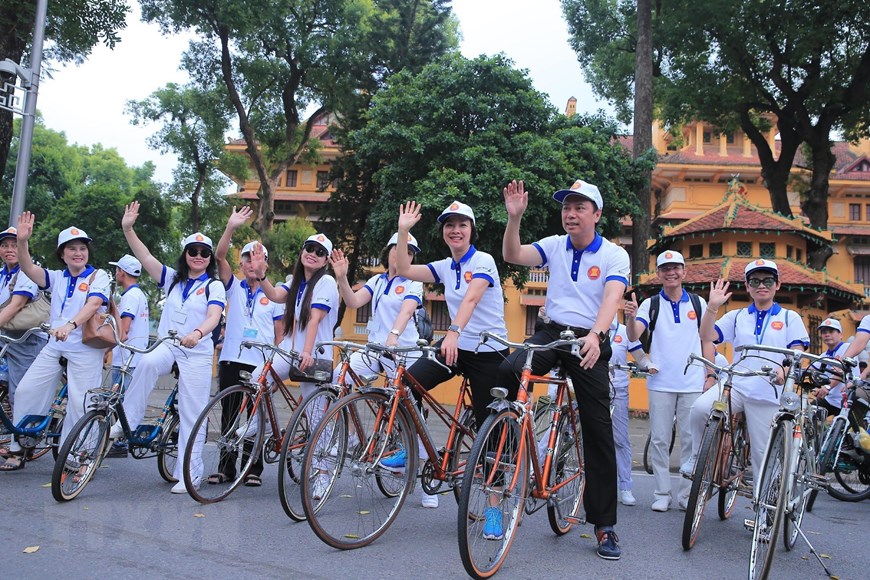 Thứ trưởng Bộ Ngoại giao Nguyễn Quốc Dũng cùng khoảng 300 đại biểu đạp xe trong chương trình Ngày Gia đình ASEAN 2019. (Ảnh: Lâm Khánh/TTXVN)