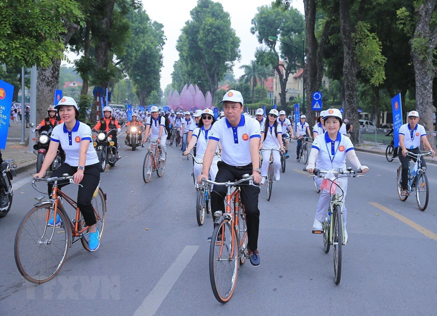 Thứ trưởng Bộ Ngoại giao Nguyễn Quốc Dũng, Trưởng SOM ASEAN Việt Nam cùng khoảng 300 đại biểu đạp xe trong chương trình Ngày Gia đình ASEAN 2019. (Ảnh: Lâm Khánh/TTXVN)