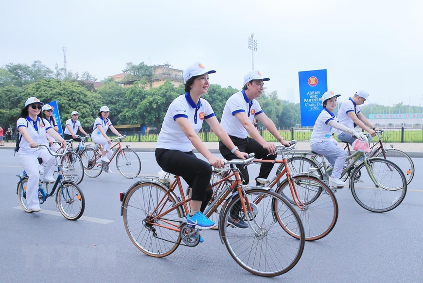 Thứ trưởng Bộ Ngoại giao Nguyễn Quốc Dũng, Trưởng SOM ASEAN Việt Nam, Tổng Thư ký Ủy ban Quốc gia về chuẩn bị và thực hiện vai trò Chủ tịch ASEAN 2020 cùng khoảng 300 đại biểu đạp xe trong chương trình Ngày Gia đình ASEAN 2019. (Ảnh: Lâm Khánh/TTXVN)