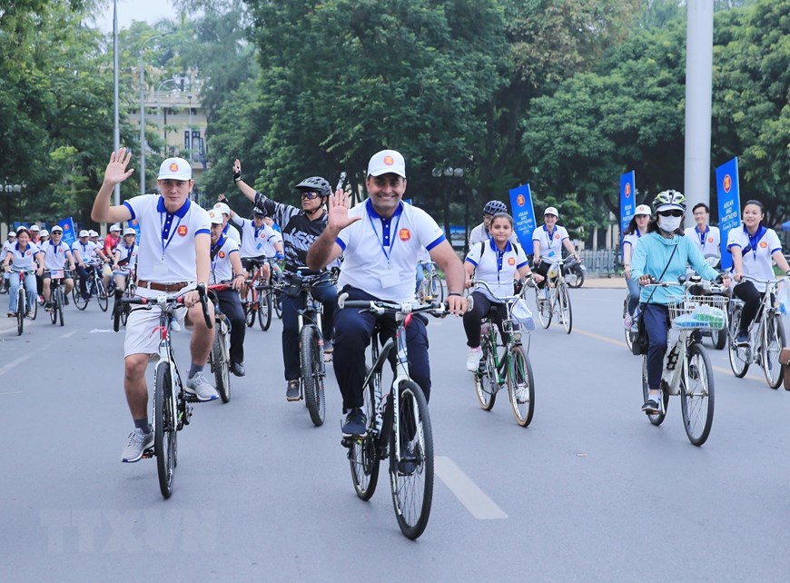 Các đại biểu đạp xe trong chương trình Ngày Gia đình ASEAN 2019. (Ảnh: Lâm Khánh/TTXVN)