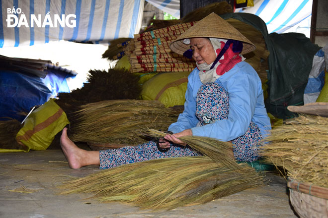 Cơ sở sản xuất chổi đót của ông Nguyễn Văn Nam chủ yếu tạo việc làm cho hội viên nghèo, người già và phụ nữ đơn thân kiếm thêm thu nhập.