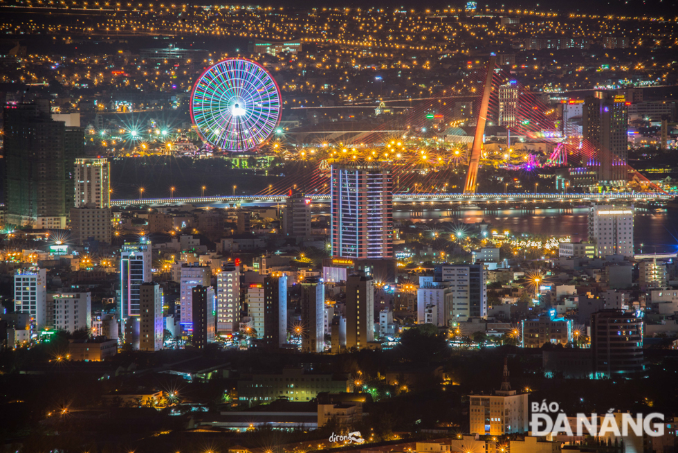 The sparkling beauty of the Tran Thi Ly Bridge and the Sun Wheel at night