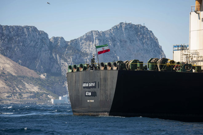 Tàu Adrian Darya 1 treo cờ Iran rời Gibraltar. 	Ảnh: AP