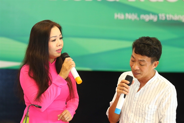 Meritorious Artist Việt Hoàn (right), member of the jury, performed with singer Thu Hương from Czech at the press conference announcing the contest. – VNS Photo Toan Toan Read more at http://vietnamnews.vn/life-style/524172/singing-contest-to-help-preserve-vietnamese-language-worldwide.html#KTdeDaWrtxcfQYQ4.99