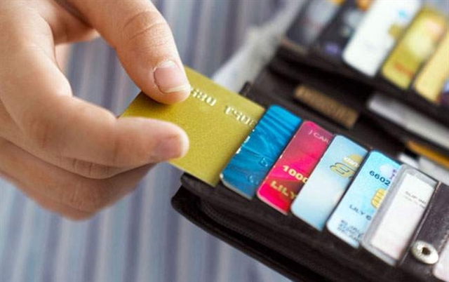 The city has set a target to bring the amount of cash-based transactions to less than 10 per cent and reach 30 million credit and debit card transactions in 2020. — Photo thebank.vn Read more at http://vietnamnews.vn/economy/524227/central-city-to-boost-cashless-transactions.html#U3TVfHA5t2fHqTAF.99