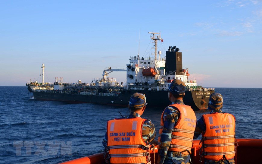 Lực lượng Cảnh sát biển Vùng 2 phát hiện, bắt giữ tàu Pacific Ocean (quốc tịch Singapore) buôn lậu gần 5 triệu lít dầu DO trên vùng biển Việt Nam, tổng trị giá gần 57 tỷ đồng (tháng 6/2018). (Ảnh: Đỗ Văn Trưởng/TTXVN)