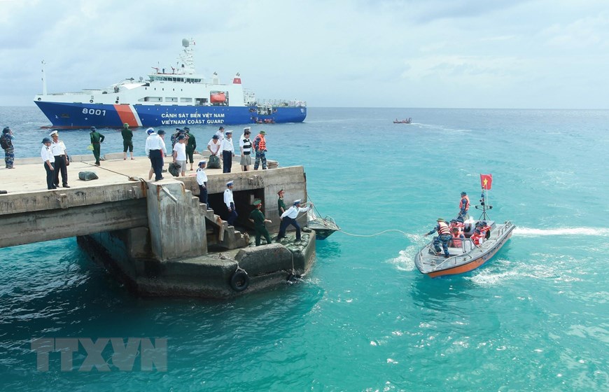 Tàu Cảnh sát biển 8001 làm nhiệm vụ tại khu vực đảo Trường Sa Lớn, quần đảo Trường Sa, tỉnh Khánh Hòa. (Ảnh: Lâm Khánh/TTXVN)