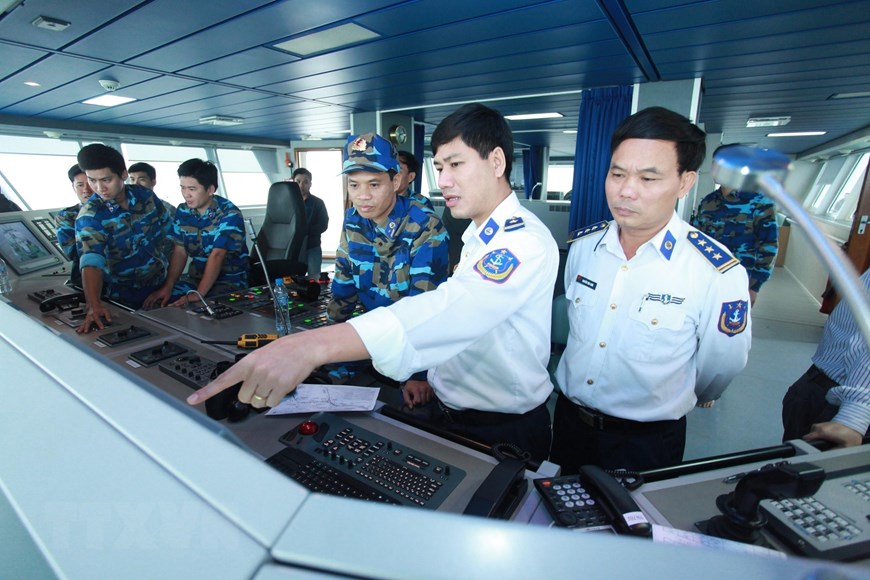 Cán bộ, chiến sỹ tàu Cảnh sát biển 8001 phối hợp làm nhiệm vụ tại khu vực biển gần Nhà giàn DK1/15. (Ảnh: Lâm Khánh/TTXVN)
