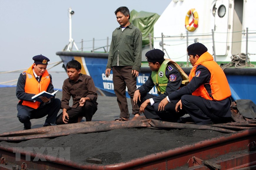 Tàu Cảnh sát biển 2007 thuộc Hải đội 101, Vùng Cảnh sát biển 1 phát hiện, bắt giữ 2 tàu ND 1865 và HN 0525 vận chuyển gần 3000 tấn than lậu trên vùng biển Vịnh Hạ Long (tháng 11/2009). (Ảnh: Trọng Đức/TTXVN)