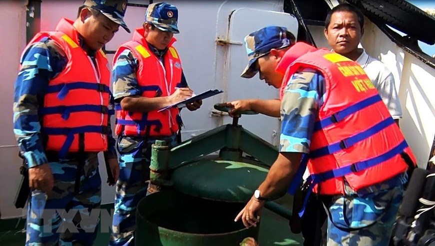 Ngày 21/4/2017, tổ công tác Bộ Tư lệnh Vùng Cảnh sát biển 4 trong quá trình tuần tra kiểm soát tại khu vực cách Đông Nam mũi Cà Mau khoảng 80 hải lý thuộc vùng biển Việt Nam, phát hiện một tốp tàu nước ngoài bơm dầu trái phép cho tàu cá Việt Nam. (Ảnh: Huỳnh Thế Anh/TTXVN)