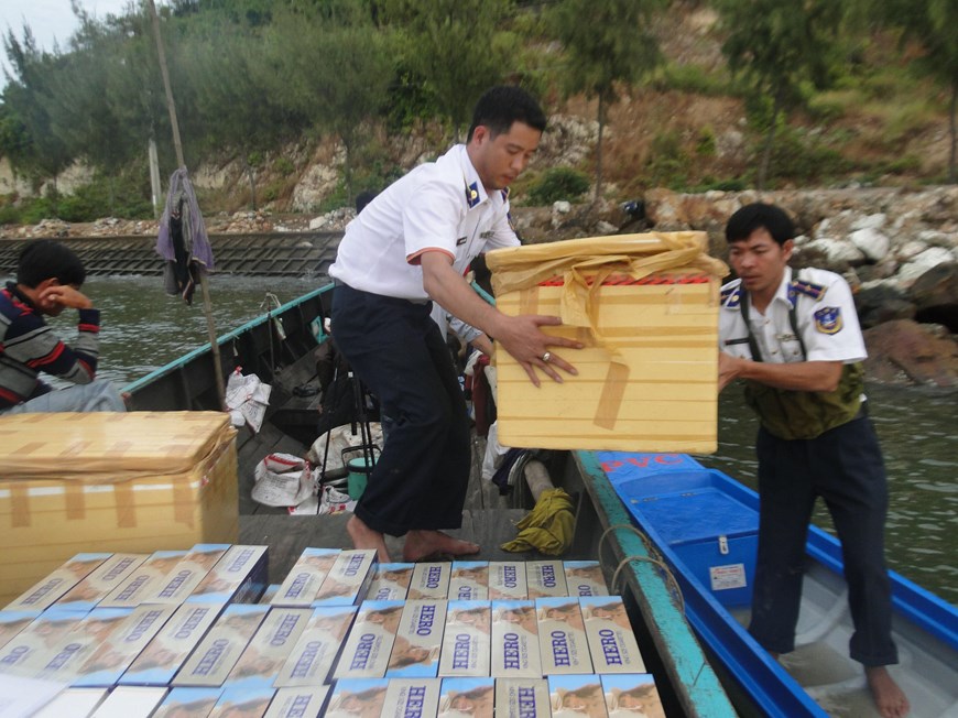 Ngày 7/1/2015, trên vùng biển thị xã Hà Tiên, tỉnh Kiên Giang, tổ công tác Cụm Trinh sát số 2, Bộ Tư lệnh Cảnh sát biển Việt Nam bắt giữ một xuồng máy vận chuyển 2.400 bao thuốc lá lậu nhãn hiệu Hero và Jet. (Ảnh: Lê Huy Hải/TTXVN)