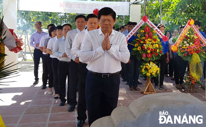 Deputy Secretary of the municipal Party Committee Vo Cong Tri, representatives of relevant agencies offering incense to commemorate General Ong Ich Khiem at his tomb