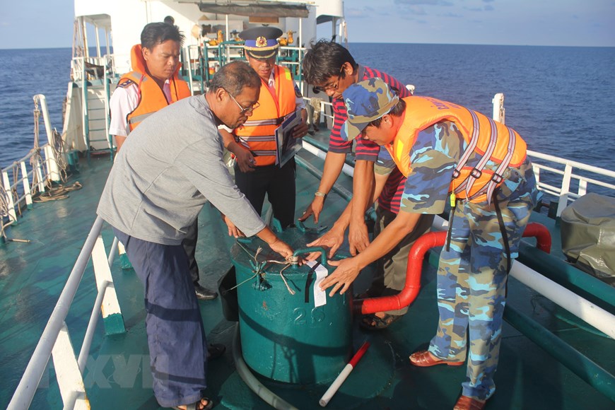 Cảnh sát biển Hải đội 402 (Bộ Tư lệnh Vùng Cảnh sát biển 4) kiểm tra, thu giữ tang vật đối với các tàu chở dầu DO trái phép, bị bắt giữ trên vùng biển Tây Nam. (Ảnh: Huỳnh Thế Anh/TTXVN)