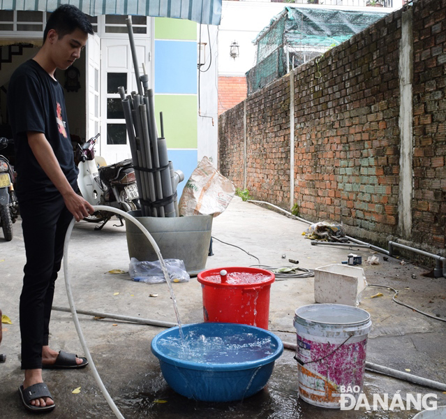 Một hộ dân ở đường Nguyễn Đình Chiểu (quận Ngũ Hành Sơn) phải khoan giếng ngầm để lấy nước sử dụng sau 2 ngày bị cúp hẳn nước.