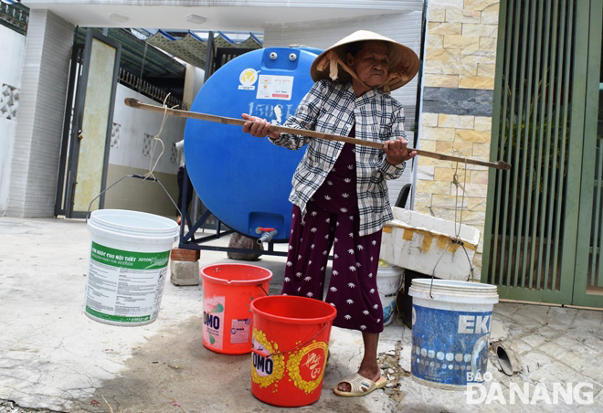 Nhiều hộ dân phải đến các điểm đặt bồn chứa nước của Dawaco để lấy nước về sử dụng.