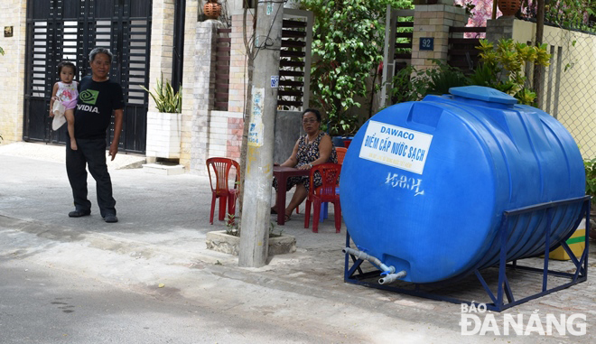 Người dân ở Khu dân cư Đại Địa Bảo (quận Sơn Trà) chờ xe bồn đưa nước bổ sung vào các bồn chứa.