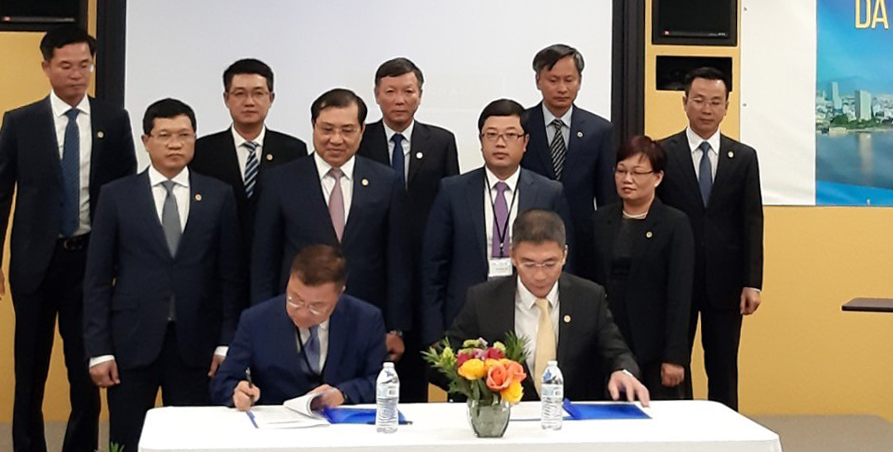 Da Nang People's Committee Chairman Huynh Duc Tho (2nd, left, 2nd row) witnessing the signing of the 3 MoUs