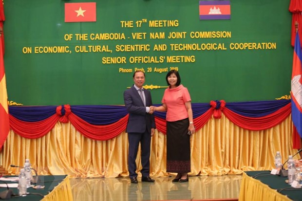 Quốc vụ khanh Bộ ngoại giao và Hợp tác quốc tế Campuchia Eat Sophea và Thứ trưởng Bộ ngoại giao Việt Nam Nguyễn Quốc Dũng. (Nguồn: PV TTXVN tại Campuchia)
