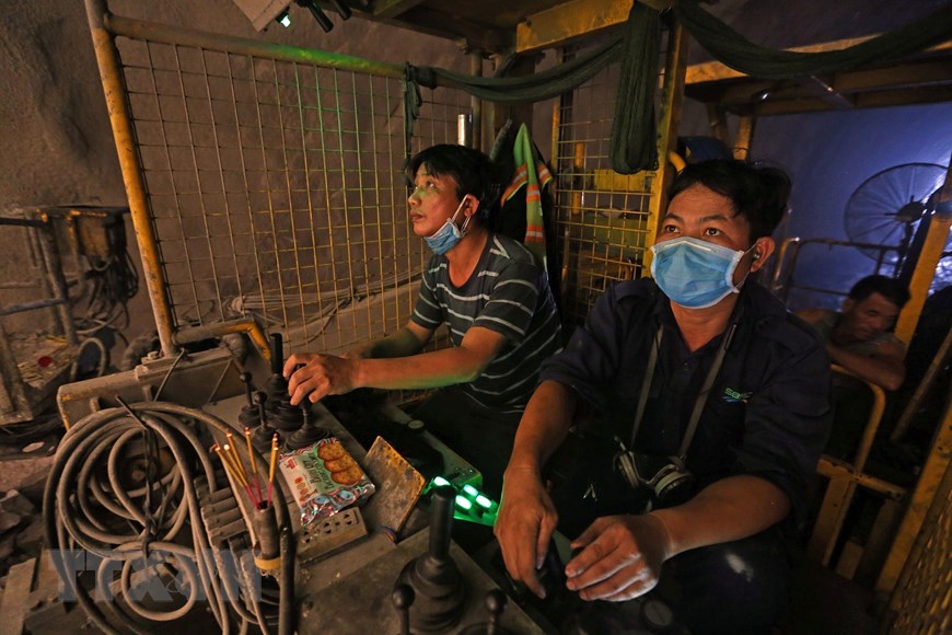 Các công nhân điều khiển máy đào hầm. (Ảnh: Huy Hùng/TTXVN)
