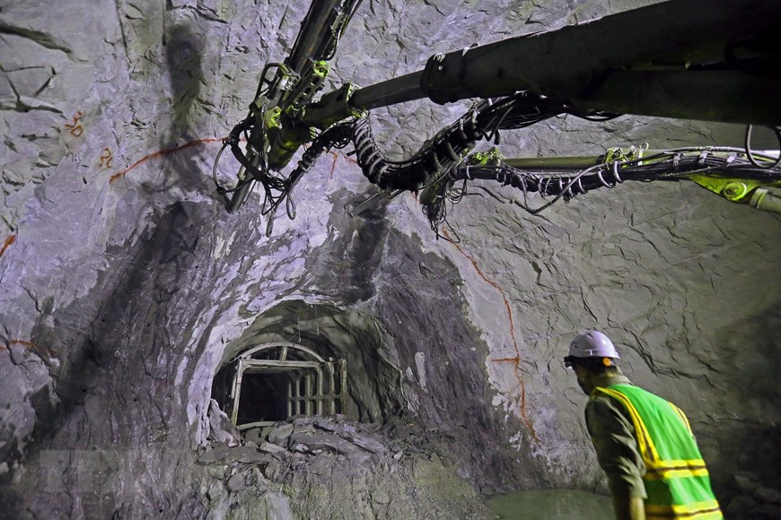 Việc khoan hầm được thực hiện theo công nghệ thi công đào hầm NATM của Áo với việc khoan các vị trí trên mặt đá để đặt mìn nổ đá. (Ảnh: Huy Hùng/TTXVN)