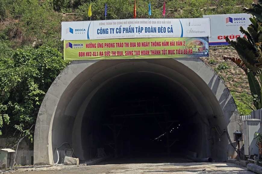 Công trình hầm đường bộ Hải Vân 2 được đầu tư xây dựng theo hình thức BOT do Công ty Cổ phần Tập đoàn Đèo Cả thực hiện với tổng mức đầu tư 7.295 tỷ đồng. (Ảnh: Huy Hùng/TTXVN)