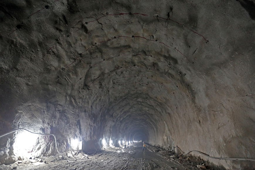 Công trình hầm đường bộ Hải Vân 2 do Công ty Cổ phần Tập đoàn Đèo Cả làm chủ đầu tư, tổng mức đầu tư 7.295 tỷ đồng, bắt đầu thi công hạng mục hầm từ tháng 4/2017. (Ảnh: Huy Hùng/TTXVN)