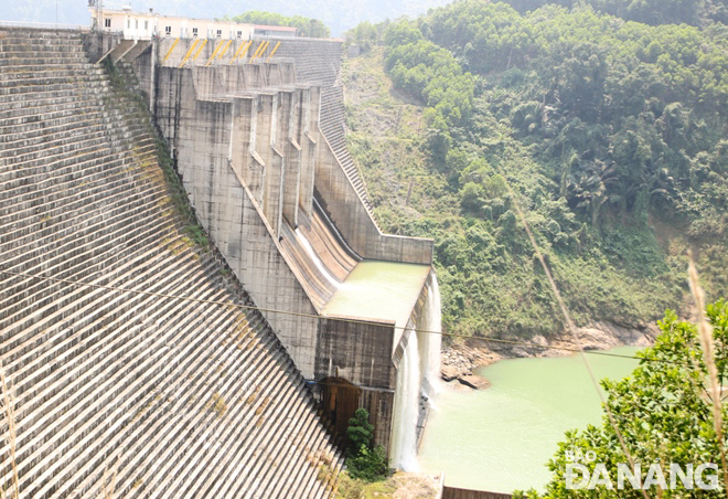  The Dak Mi 4 hydropower reservoir will release water at a daily capacity of 25 m3/s in order to push salinity out of the Cau Do River.