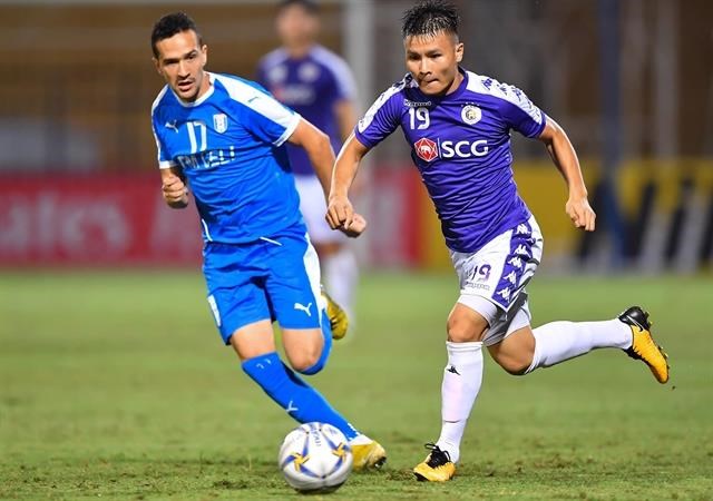 Midfielder Nguyen Quang Hai of Hanoi FC (right) vies for the ball with a player for Altyn Asyr in the Asian Football Confederation Cup Inter-Zone semi-final first leg (Photo: VNA)