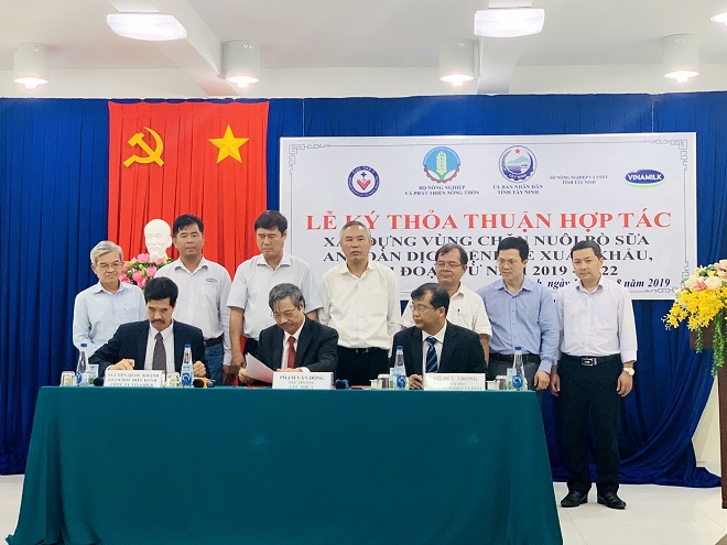 Lãnh đạo Cục Thú y, Sở NN&PTNT tỉnh Tây Ninh và Công ty Vinamilk ký kết thỏa thuận hợp tác xây dựng vùng chăn nuôi bò sữa an toàn dịch bệnh (giai đoạn 2019-2022).