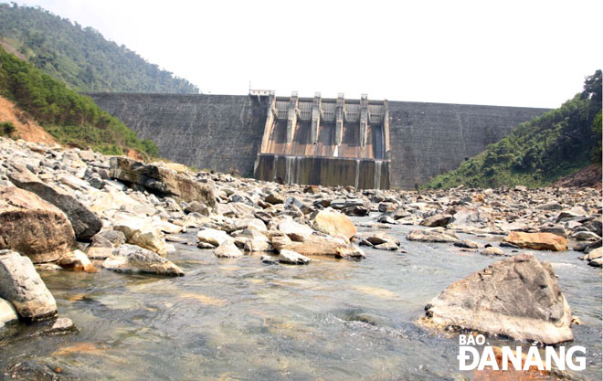 Hồ thủy điện Đak Mi 4 đã xả nước về sông Vu Gia với lưu lượng tối đa 25m3/s nhằm góp phần đẩy mặn cho sông Cầu Đỏ. Ảnh: H.HIỆP