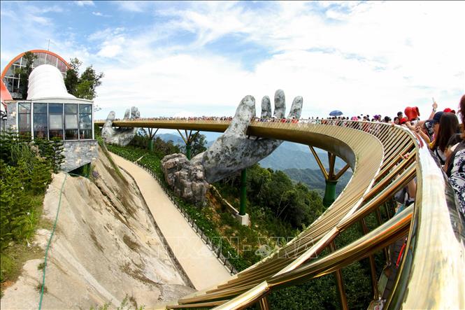 Cầu Vàng ở Khu du lịch Bà Nà Hills (Đà Nẵng) là điểm tham quan thu hút đông đảo du khách trong nước, quốc tế. Ảnh: Trần Lê Lâm/TTXVN
