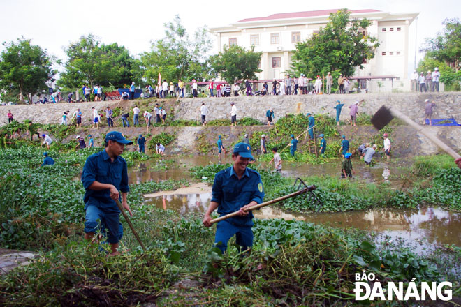 Lực lượng dân quân tham gia làm sạch tuyến kênh Túy Loan ở huyện Hòa Vang.