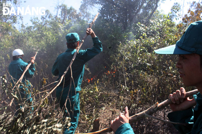 Lực lượng dân quân chữa cháy rừng tại khu công nghiệp quận Cẩm Lệ.