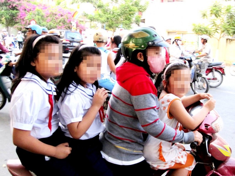 Lực lượng công an sẽ xử lý nghiêm hành vi người lớn chở trẻ em trên mô tô, xe máy, xe đạp điện không đội mũ bảo hiểm theo quy định