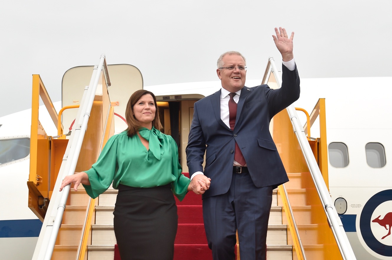 Thủ tướng Australia và Phu nhân đến sân bay Nội Bài, bắt đầu chuyến thăm chính thức Việt Nam. Ảnh VGP/Nhật Bắc