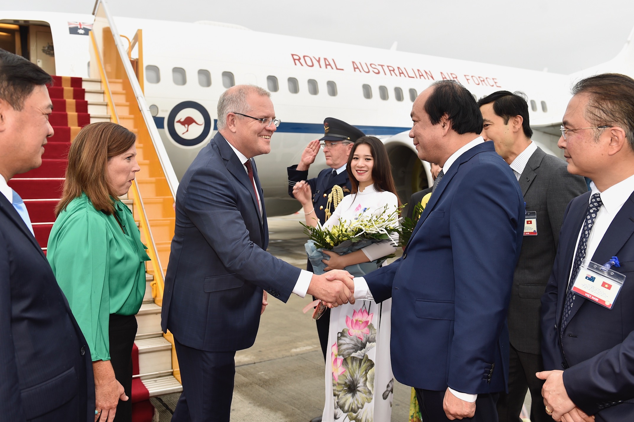 Bộ trưởng, Chủ nhiệm Văn phòng Chính phủ Mai Tiến Dũng đón Thủ tướng Australia cùng Phu nhân. Ảnh VGP/Nhật Bắc
