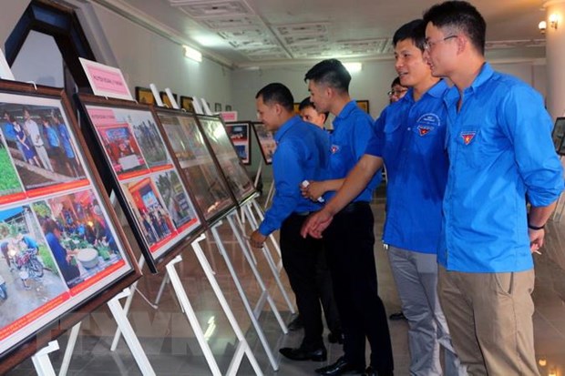 Các đoàn viên, thanh niên tham quan triển lãm “Tuổi trẻ Việt Nam nhớ lời Di chúc theo chân Bác” tại Hà Nam. (Ảnh: Nguyễn Chinh/TTXVN)