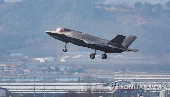 Máy bay chiến đấu F-35 của Mỹ tại căn cứ không quân Cheongju, cách thủ đô Seoul 140km về phía đông nam.  			     				         Ảnh: Yonhap