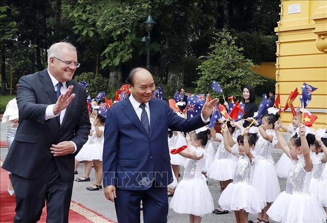 Thủ tướng Nguyễn Xuân Phúc và Thủ tướng Australia Scott Morrison với các cháu thiếu nhi Thủ đô Hà Nội. Ảnh: Thống Nhất/TTXVN