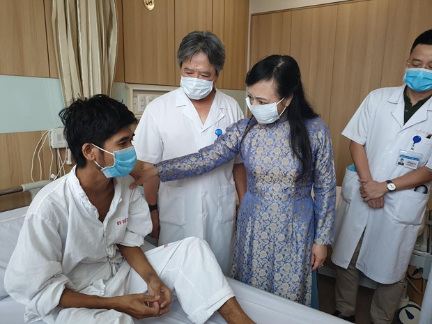 Bộ trưởng Bộ Y tế thăm bệnh nhân sau ghép tạng. (Ảnh: PV/Vietnam+)