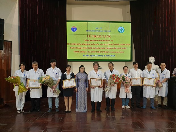 Bộ trưởng Bộ Y tế tặng bằng khen cho các tập thể có thành tích. (Ảnh: PV/Vietnam+)
