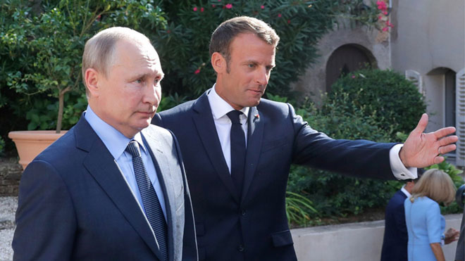 Tổng thống Pháp Macron (phải) và Tổng thống Nga Putin (trái)